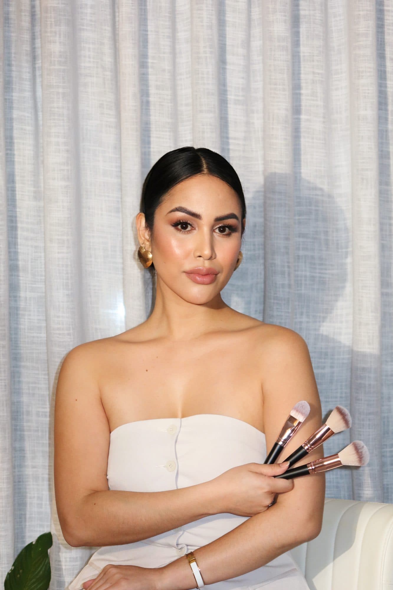 Anna Cabatay holding her makeup brushes